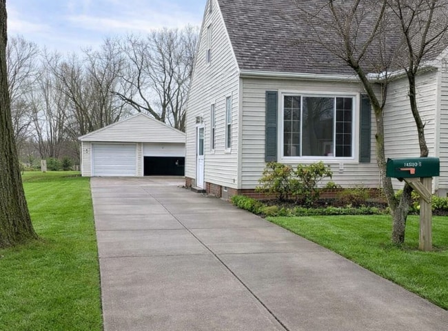 Photo - 14509 Rockside Rd House