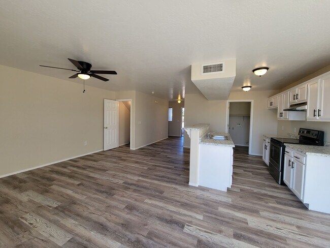 Foto del edificio - READY FOR MOVE IN  3 bedroom 2  MOVE IN SP...