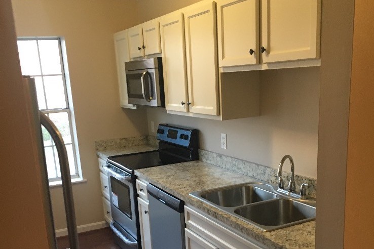 Renovated kitchen - 107 Water Fountain Way