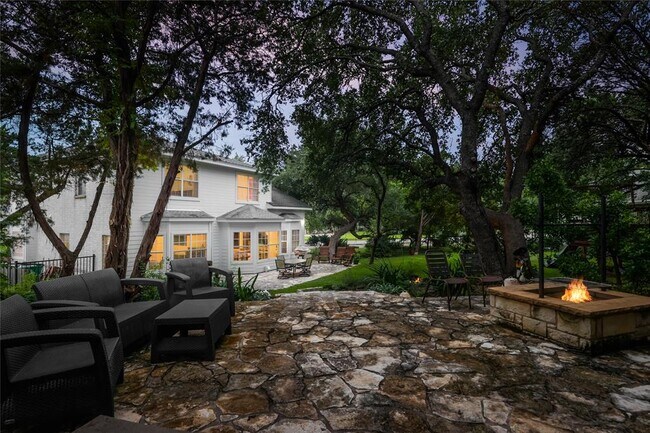 Foto del edificio - 301 Hurst Creek Rd