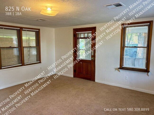 Foto del edificio - 825 N Oak-
