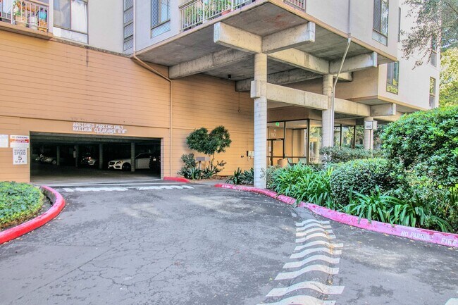 Foto del edificio - 310 N Civic Dr