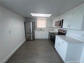 Building Photo - 5101 Manor Ct