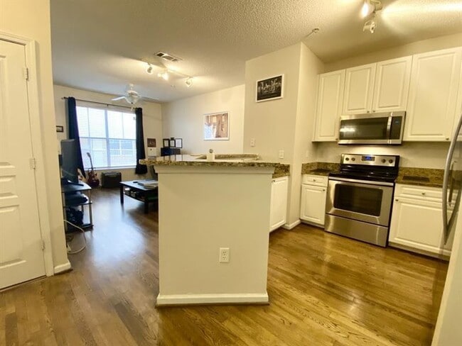 Building Photo - 10 Perimeter Summit Blvd