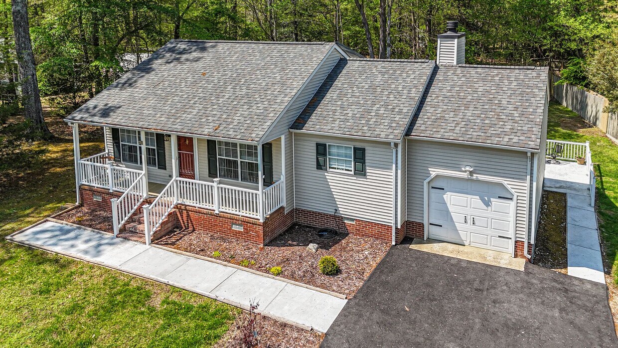 Primary Photo - Attractively Remodeled and Refreshed 3 Bed...