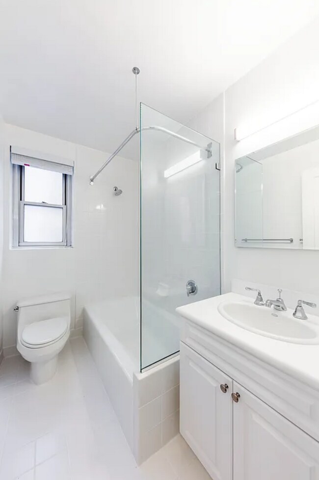 Building Photo - 15 E 67th St