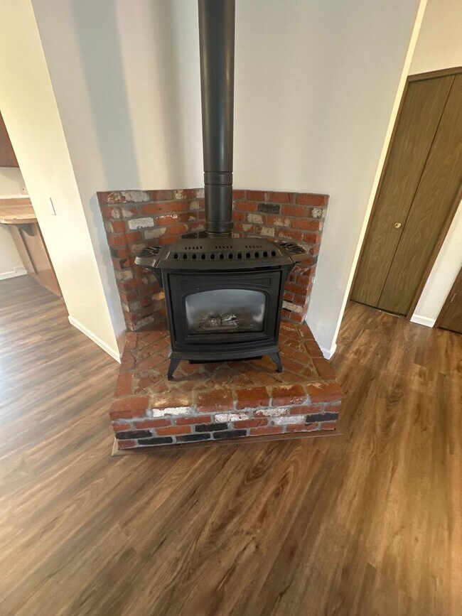 Building Photo - Old Mill 3 Bdrm House, All Appliances, W/D...