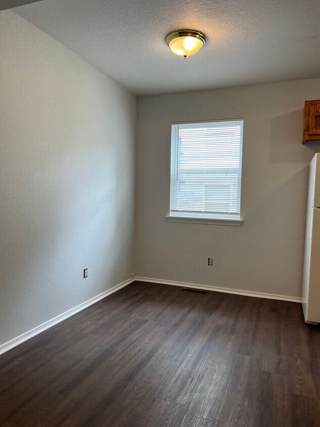 Foto del edificio - 2212 E 8th St