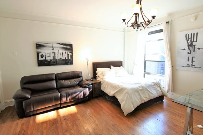 Building Photo - 335 W 76th St