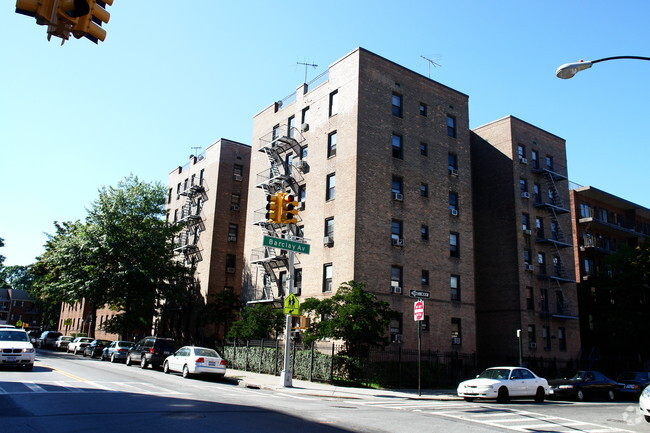 Building Photo - The Barclay