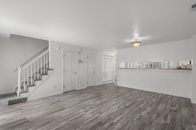 Building Photo - 1365 Longlac Rd