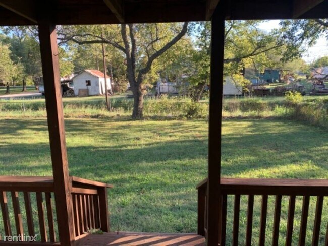 Building Photo - 3 br, 1 bath House - 2021 Remco 103 w birch