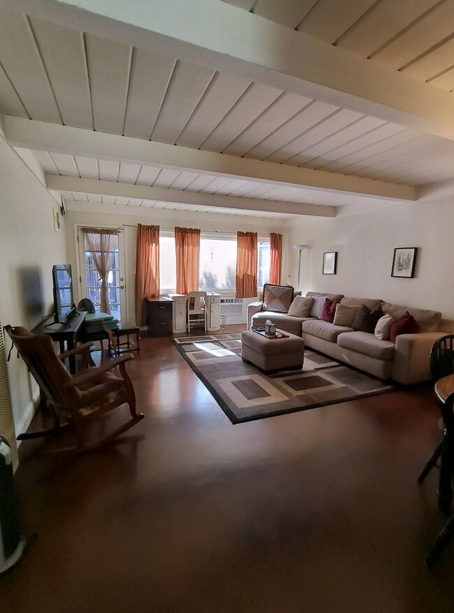 Foto del edificio - SHORT TERM RENTAL! Fully Furnished and Mov...