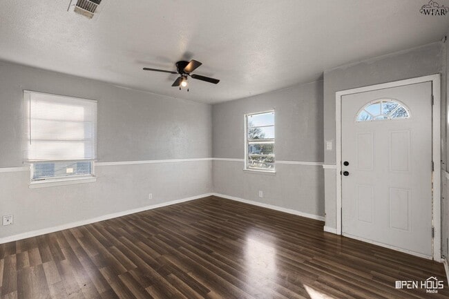 Building Photo - 1411 Deville St
