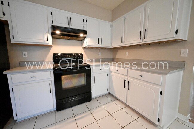 Building Photo - 636 Emerald Ln