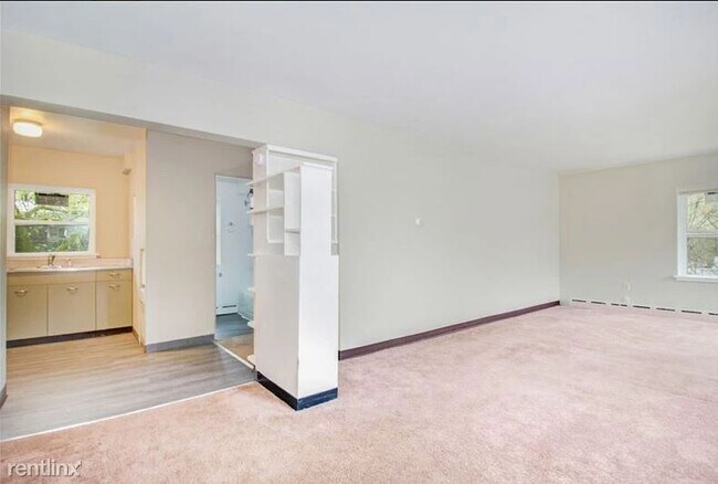 Building Photo - 503 N Riverview Dr