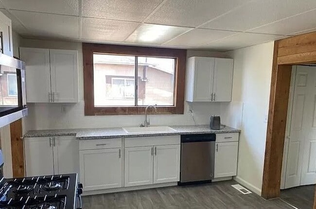 Building Photo - 2 Bedroom 1 Bath with W/D Hook Ups!
