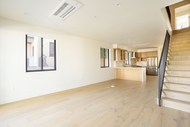 Building Photo - 456 N Poinsettia Pl