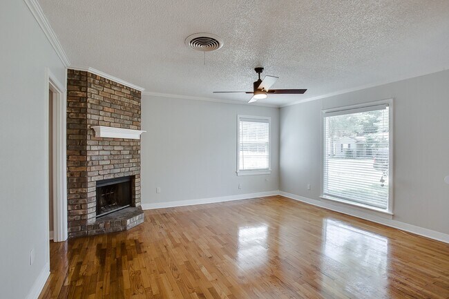 Foto del edificio - Recently remodeled Tech Terrace 3 bedroom!