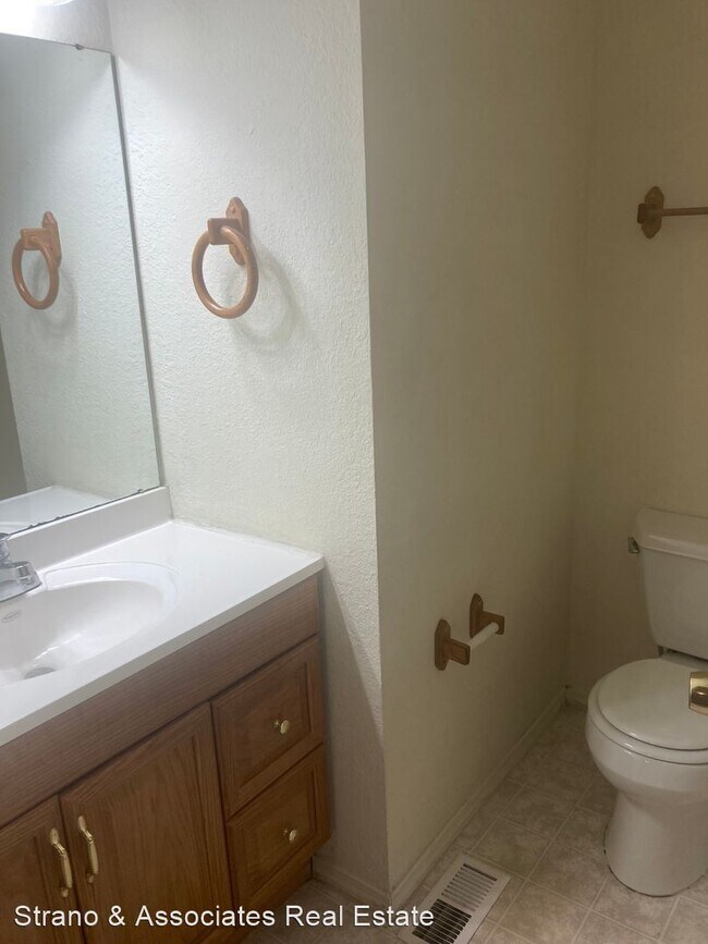Building Photo - 3 br, 2.5 bath House - 16 Saddlewood Lane