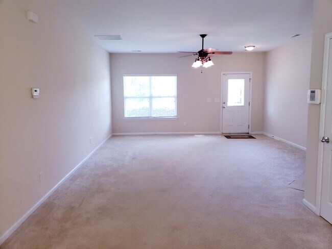 Building Photo - Spacious 4 bedroom 2.5 bath home!