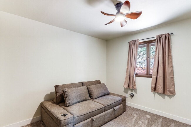 Building Photo - 10 Robbers Roost