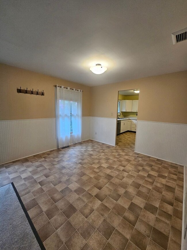 Building Photo - 3 Bedroom House Available July 27, 2026