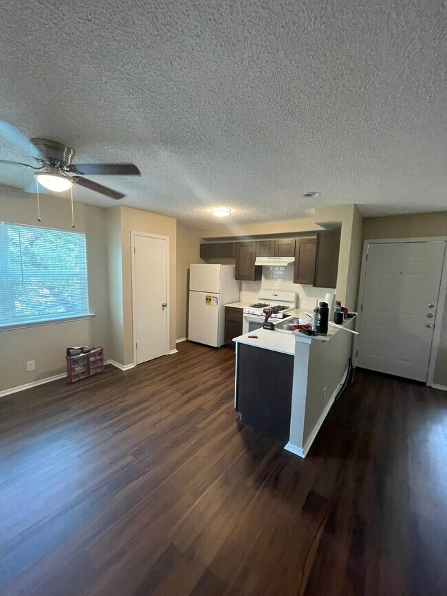 Building Photo - 401 Algerita dr