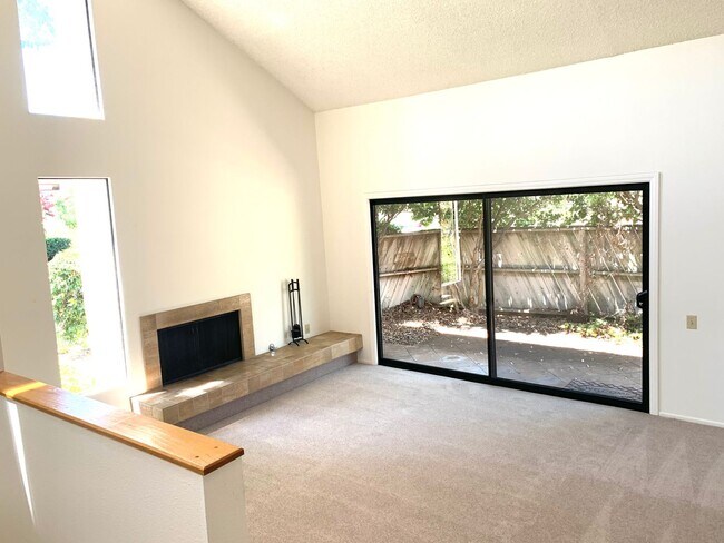 Foto del edificio - Ojai's Creekside Village Condo!