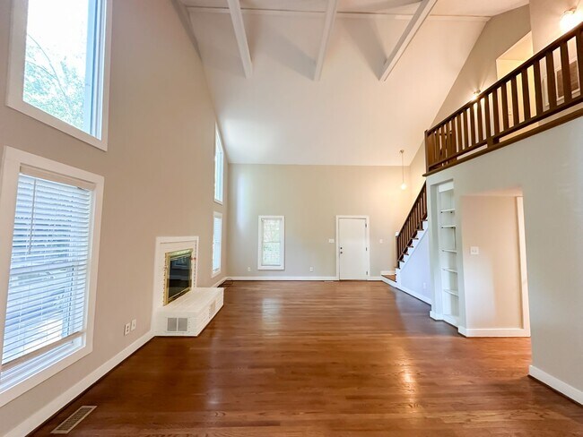 Building Photo - Great Newly Renovated Home Near North Hill...