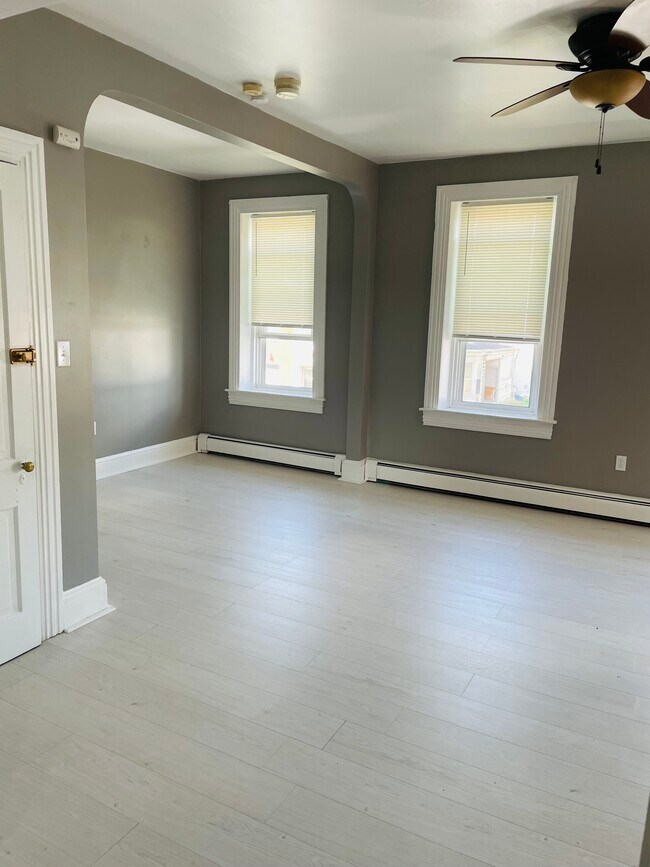 Foto del edificio - 1006 E Market St