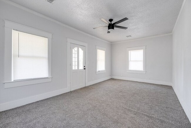 Foto del edificio - 1528 N Beard Ave