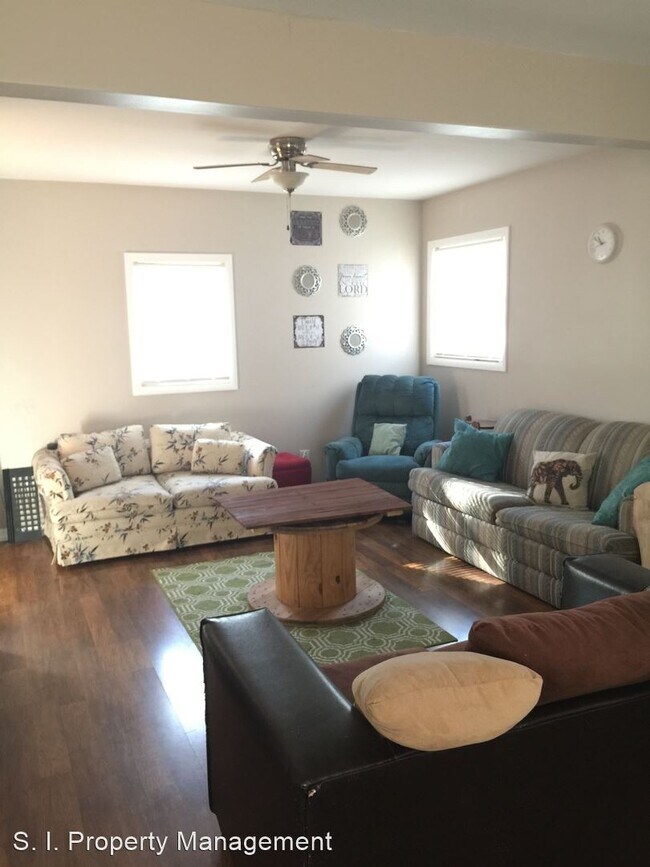 Building Photo - 3 br, 1.5 bath House - 900 W. Willow