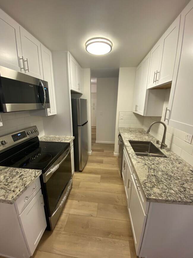 Foto del edificio - 2 Bed 1 Bath Condo (Remodeled)