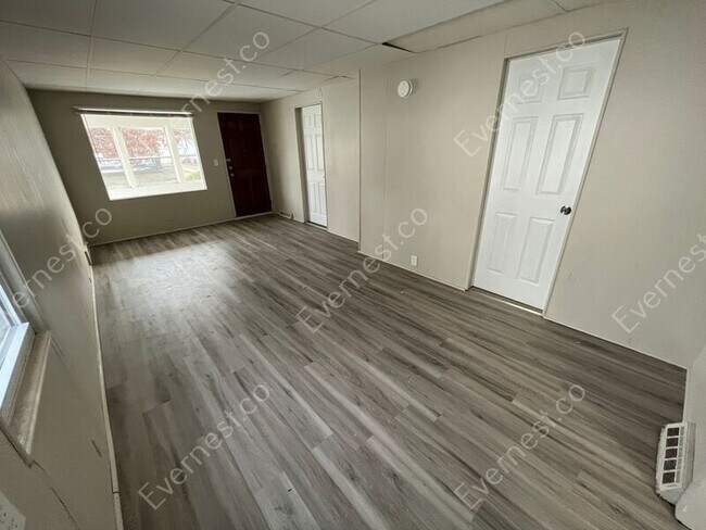 Foto del edificio - 7051 Studebaker Ave