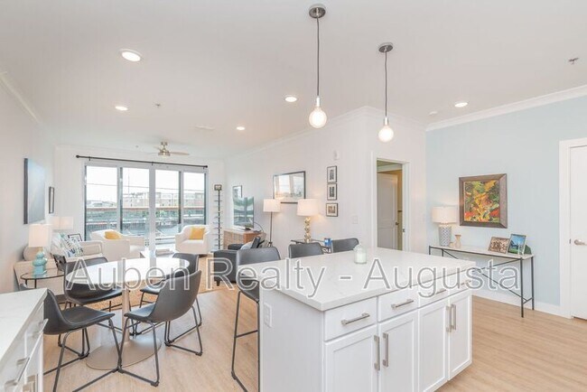 Foto del edificio - 111 Railroad Ave