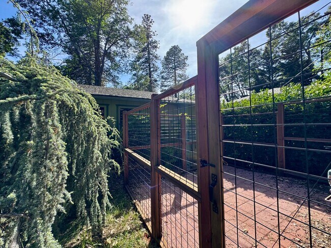 Foto del edificio - 4-bed 3-bath home in Nevada City!