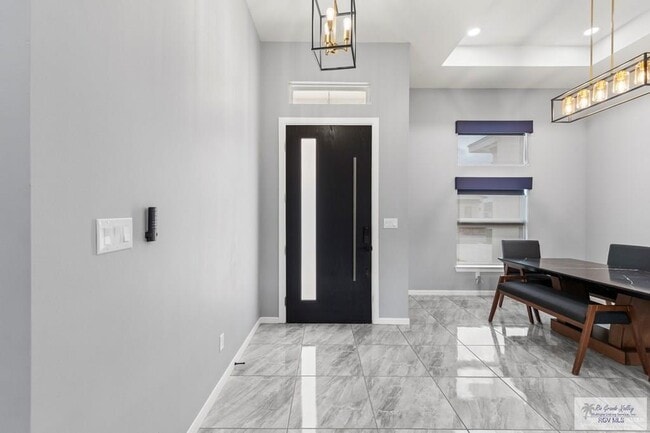 Building Photo - 26 N Queen Palm