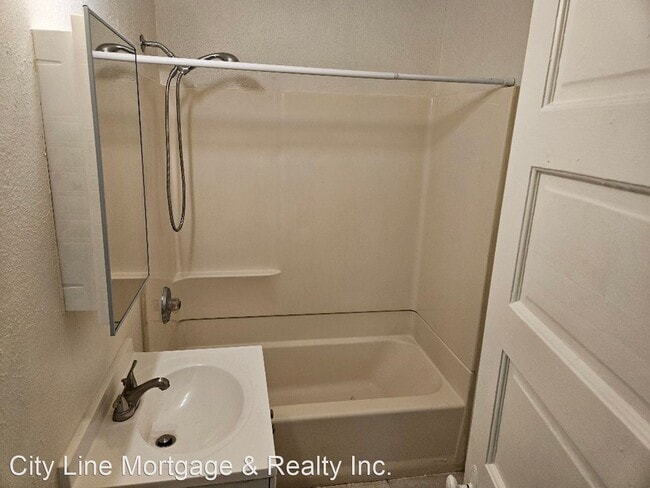 Building Photo - 1 br, 1 bath House - 136 Pennsylvania Ave. #3