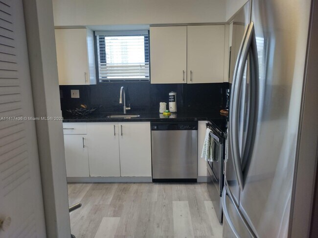 Foto del edificio - 3300 NE 192 St