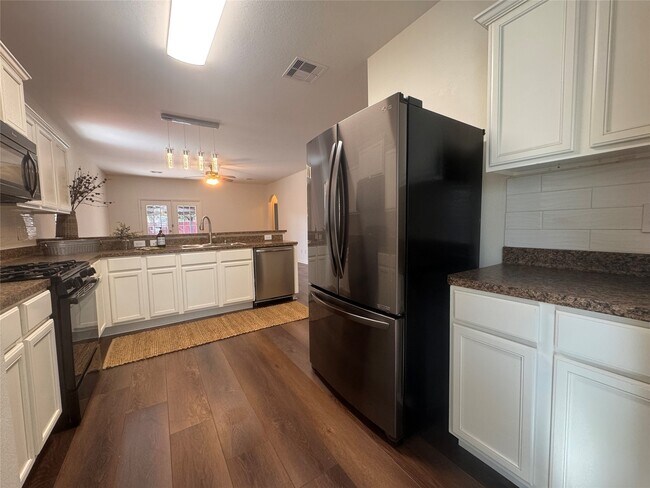 Foto del edificio - 302 Broken Pine Ct