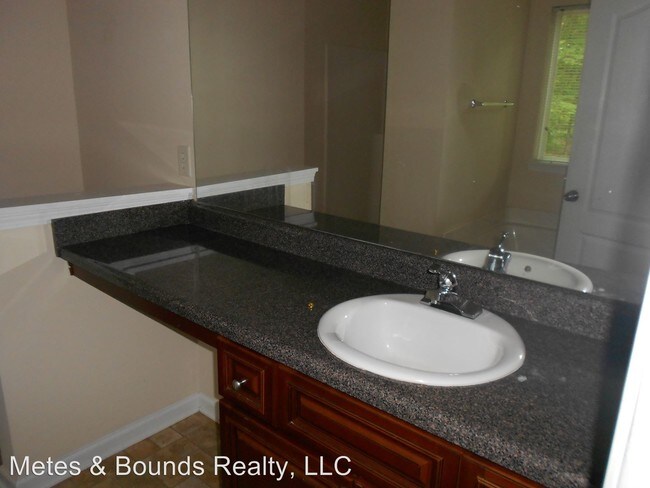 Foto del edificio - 5 br, 3.5 bath House - 425 Trousseau Lane