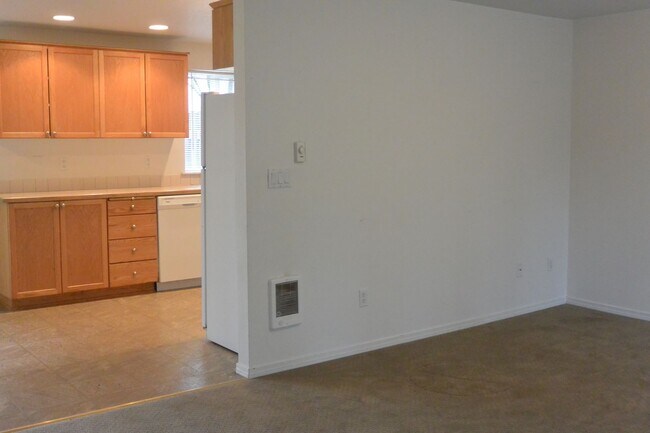 Building Photo - Lovely Harney Heights 4-Bedroom Town-Home ...