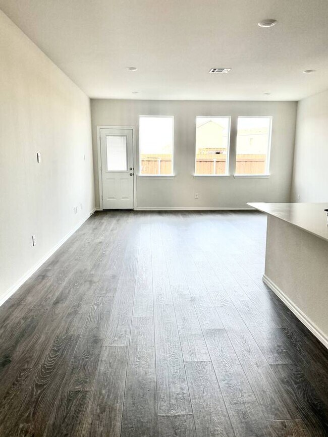Building Photo - 314 Tall Cedar Wy