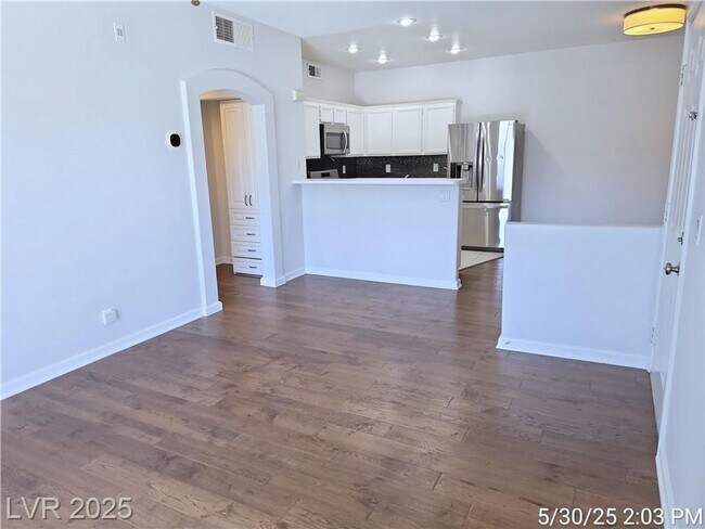 Foto del edificio - Stylish 1-Bed Green Valley Condo with Spac...