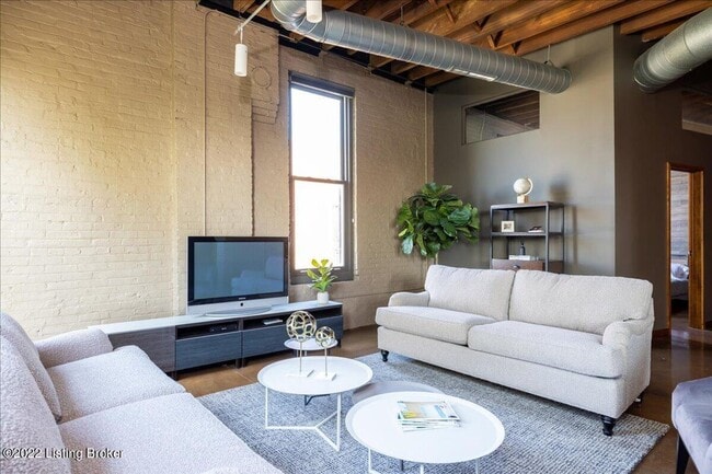 Building Photo - 2 BR/2BA | Newly Renovated Condo| 1-Private Garage | Central downtown!