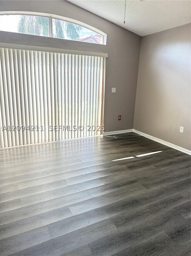 Foto del edificio - 19030 NW 54th Ave