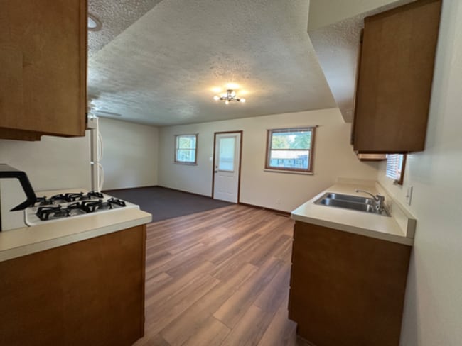 Building Photo - 505 S Apple Rd