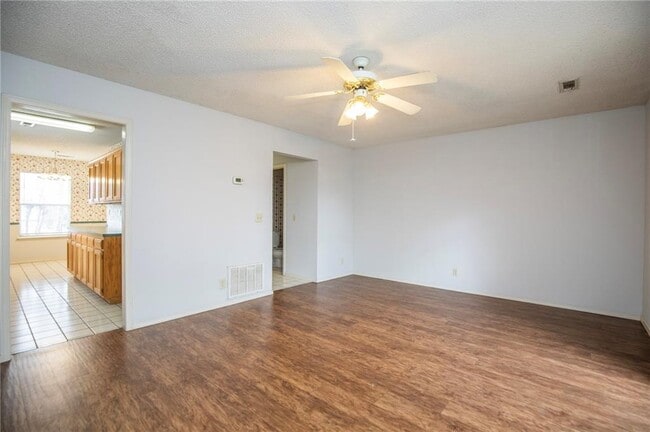 Building Photo - 1404 Camellia Dr