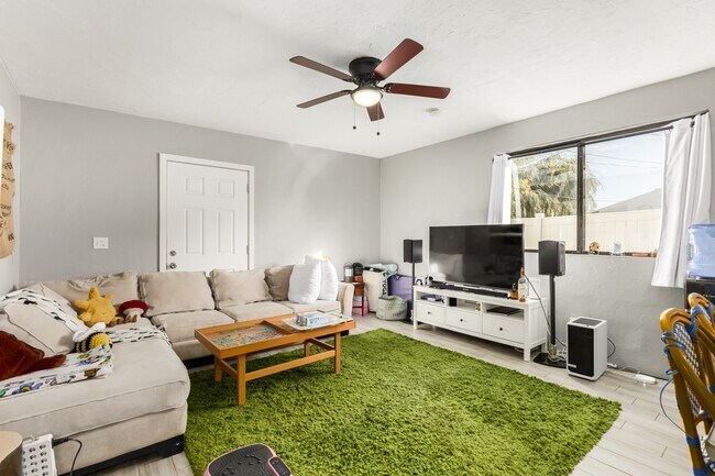 Foto del edificio - 2321 E 6th St